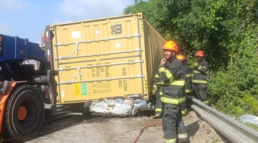 Carreta com contêiner tomba, esmaga carro e mata três pessoas no litoral de SP