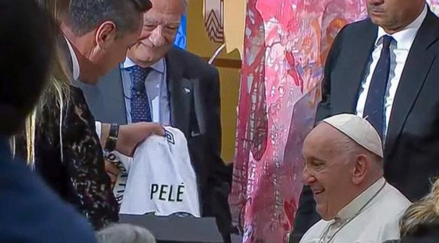 Papa Francisco era fã de Pelé e recebeu camisa do Santos como presente; VEJA