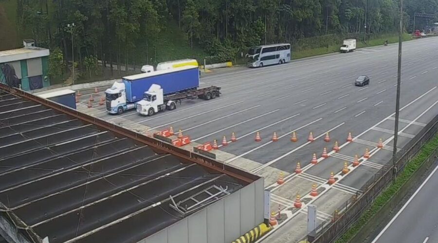 Mais de 400 mil veículos devem descer a serra para o litoral SP durante os feriados