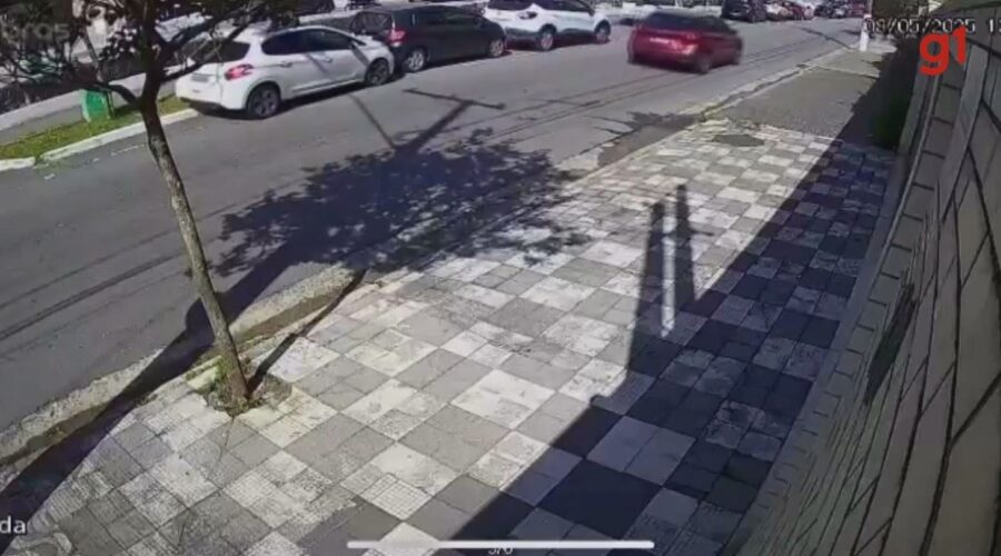Carro é filmado subindo a guia, batendo em veículo estacionado e fugindo no litoral de SP; VÍDEO