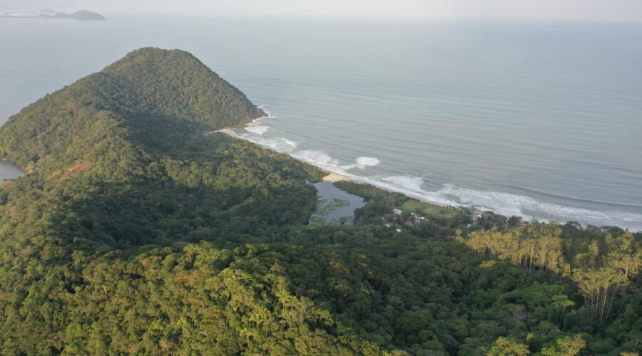 Turista é resgatada por banhistas após ser arrastada por correnteza no mar no litoral de SP