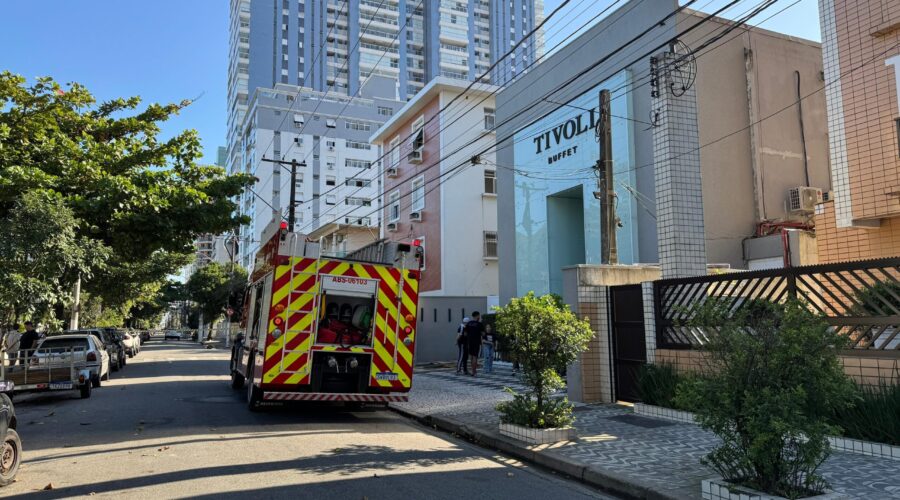 Curto-circuito em brinquedo causa incêndio dentro de buffet em Santos, SP