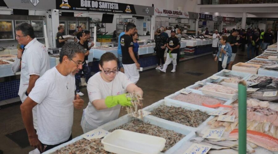 Festival de Camarão é realizado no Mercado de Peixes de Santos, SP
