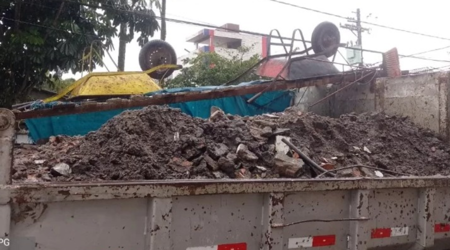 Caminhoneiro é autuado em mais de R$ 8 mil por transporte irregular de resíduos em Praia Grande, SP