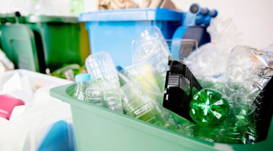 Iniciativa troca plástico por alimentos ou produtos de limpeza em Cubatão, SP; saiba mais