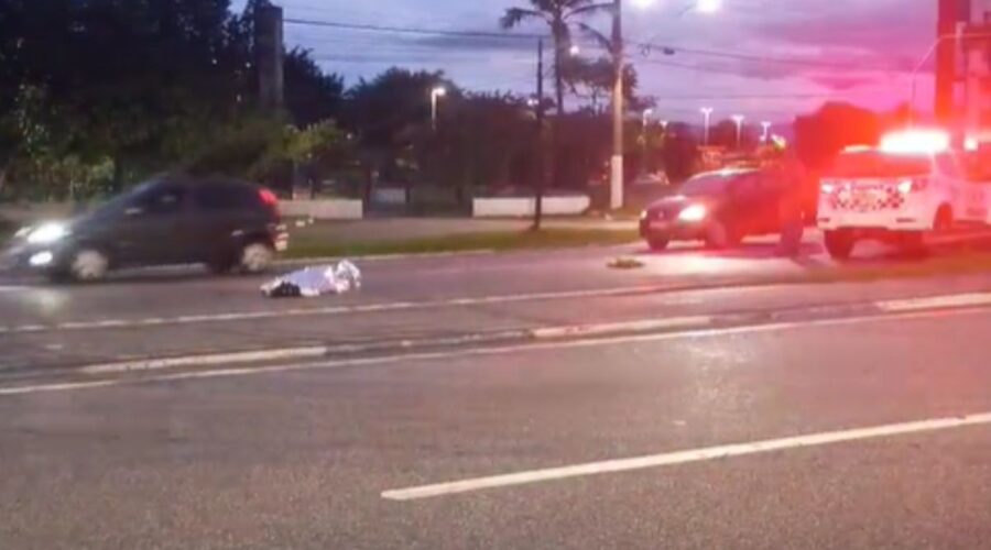 Motorista atropela e mata idoso, foge sem prestar socorro e abandona carro com garrafa de whisky no litoral de SP