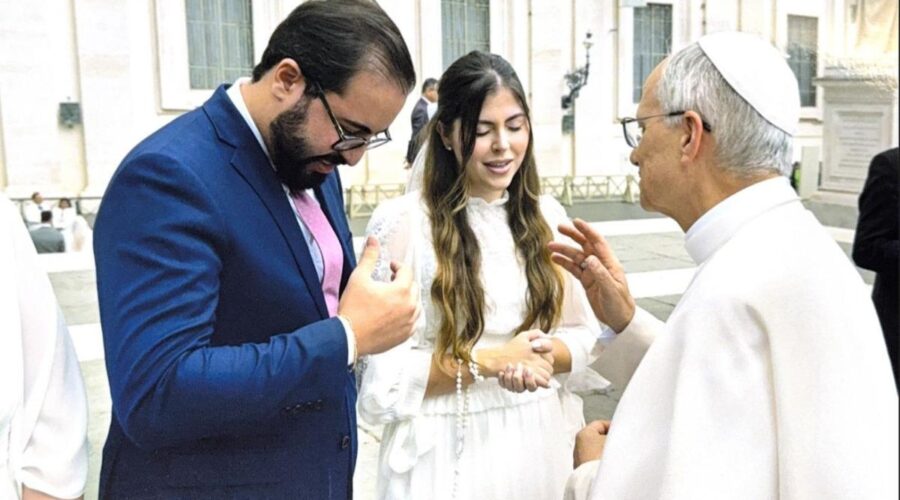 Casal de brasileiros em lua de mel recebe benção na 1ª audiência do papa Leão XIV: 'coração acelerou'
