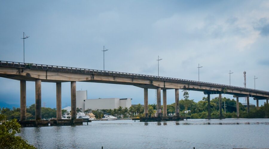 Ponte sobre o Rio Itapanhaú passa por obras de recuperação em Bertioga, SP