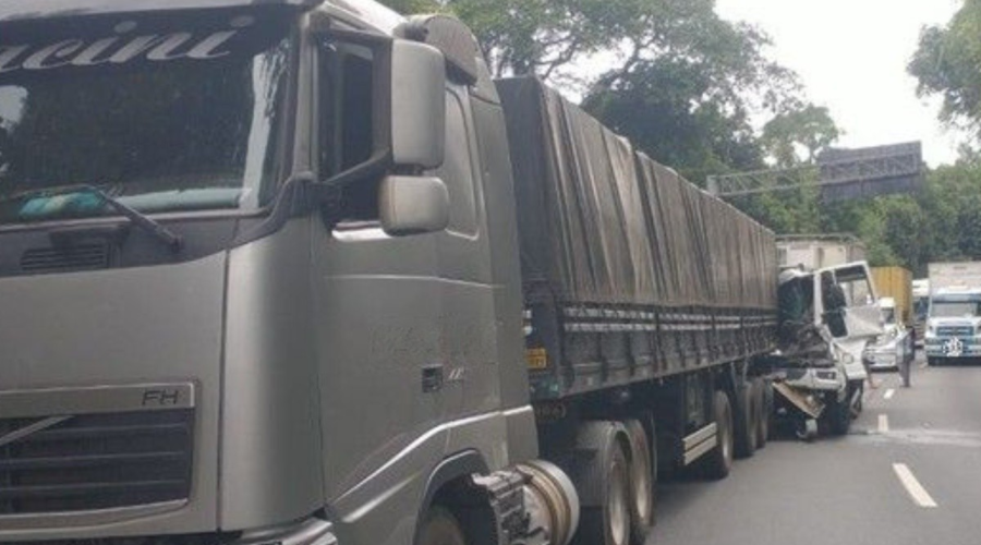 Motorista de caminhão fica preso nas ferragens após bater na traseira de carreta na Anchieta, SP