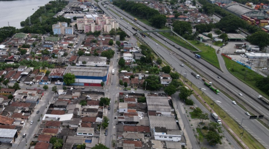 Motociclista morre após ser atropelado por caminhão próximo a viaduto em Santos, SP
