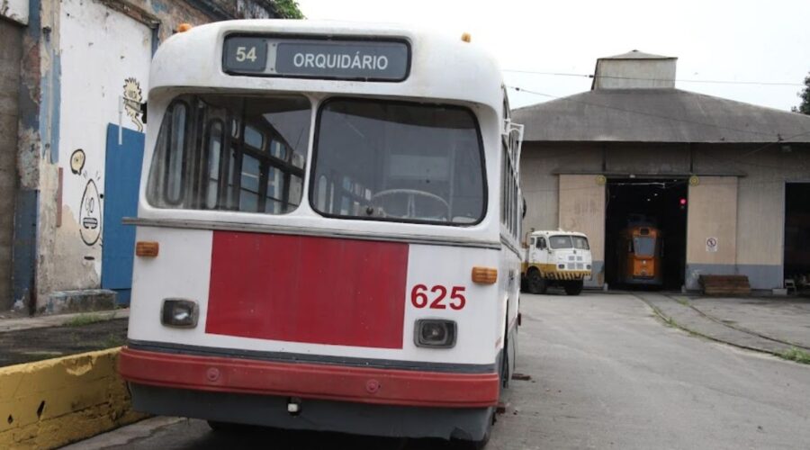 Trólebus histórico retorna a Santos, SP, após 30 anos e será restaurado para o Museu Ferroviário