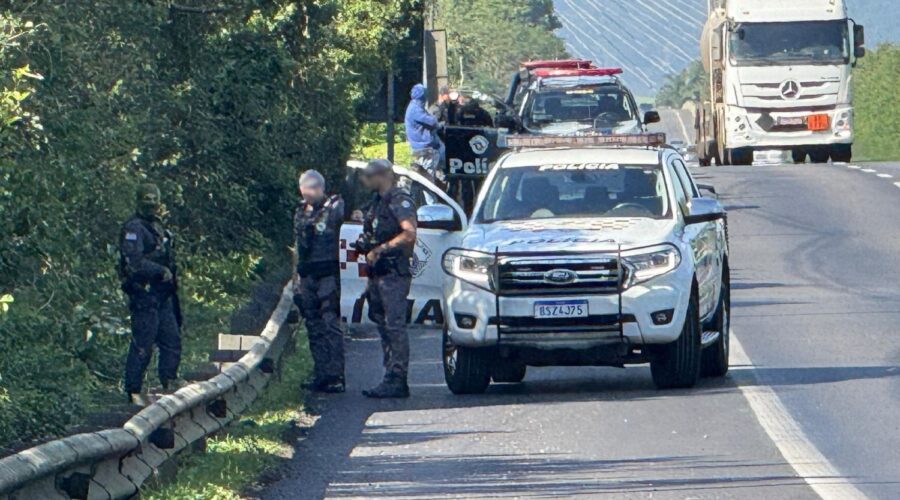 PM mata suspeitos em troca de tiros na Rodovia dos Imigrantes, em SP
