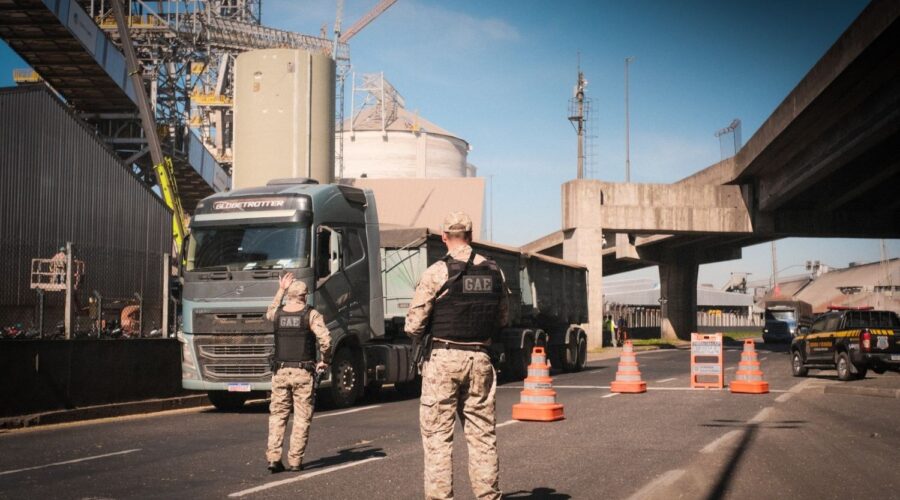 Caminhões são fiscalizados por emissão de poluentes no Porto de Santos; dois foram notificados