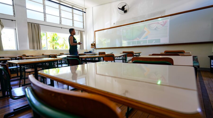 Prefeitura de São Vicente, SP, abre concurso público para professores; veja como se inscrever