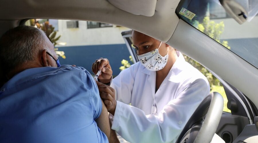 Guarujá, SP, promove dia de vacinação drive-thru neste sábado