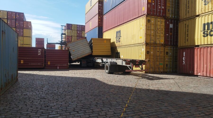 Caminhoneiro morre esmagado por contêiner em terminal do Porto de Santos