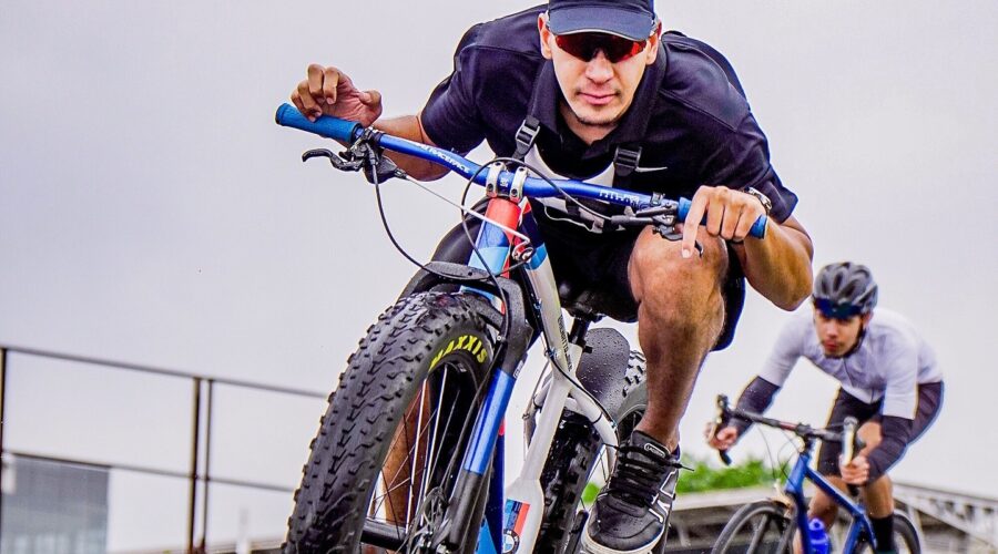Influencer pedala 100 km de São Paulo ao litoral com bicicleta de luxo de R$ 35 mil; VÍDEO