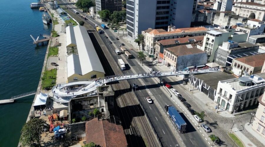 Passarela de acesso ao Parque Valongo é interditada em Santos