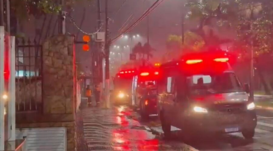 Prédio é evacuado após incêndio atingir apartamento em Santos, SP; VÍDEO