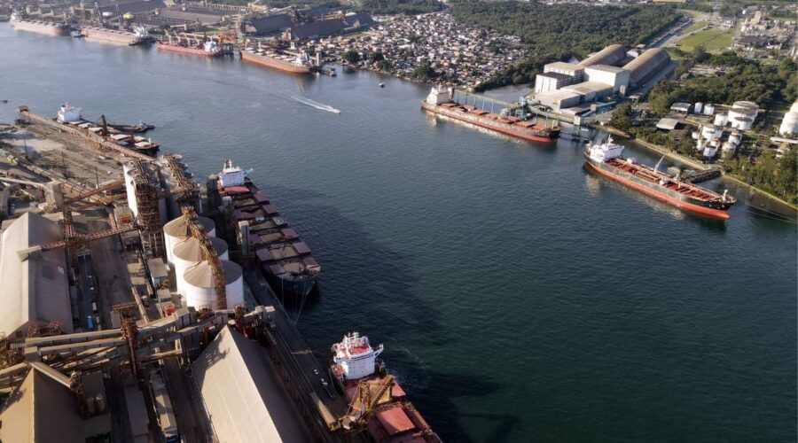 Ventania e ressaca com ondas de 3 metros paralisam balsas e fecham o canal do Porto de Santos, SP