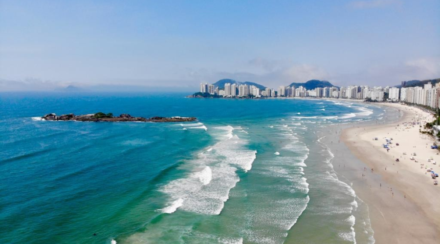 Turista desaparece no mar após tentar nadar até ilha no litoral de SP