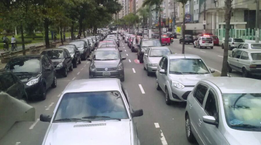 Projeto de lei propõe cobrança de estacionamento para turistas na orla de Santos, SP