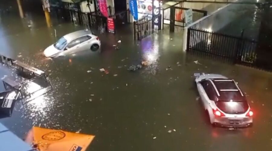 Temporal deixa cidades debaixo d'água e provoca transtornos no litoral de SP; VÍDEO