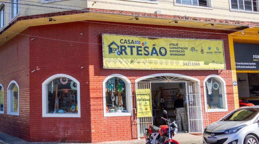 Cursos gratuitos ensinam técnicas artesanais e impulsionam produção criativa; veja onde e como participar