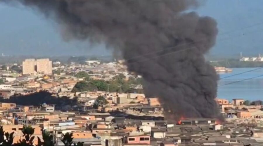 Incêndio atinge moradias em comunidade da maior favela sobre palafitas do Brasil