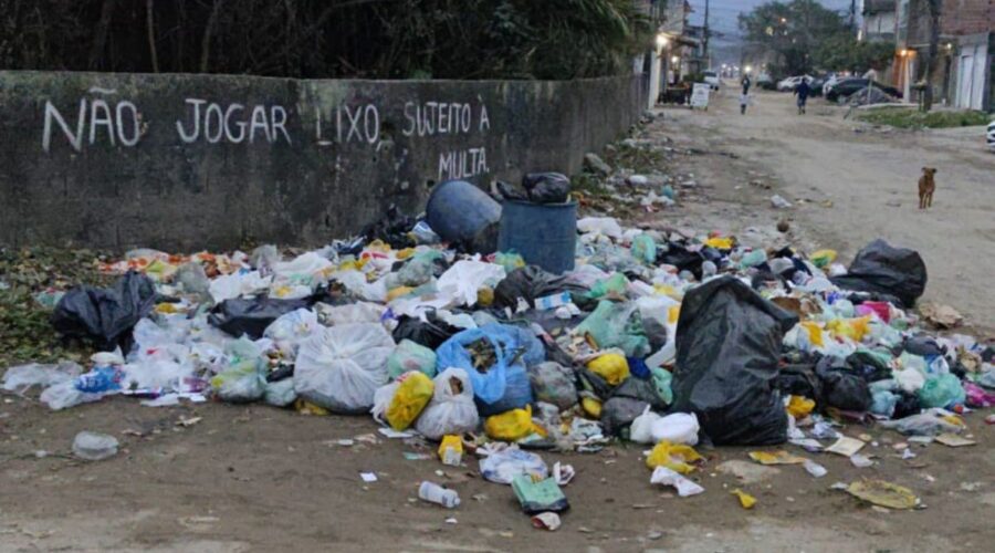 Greve na limpeza urbana deixa ruas tomadas pelo lixo em seis cidades da Baixada Santista
