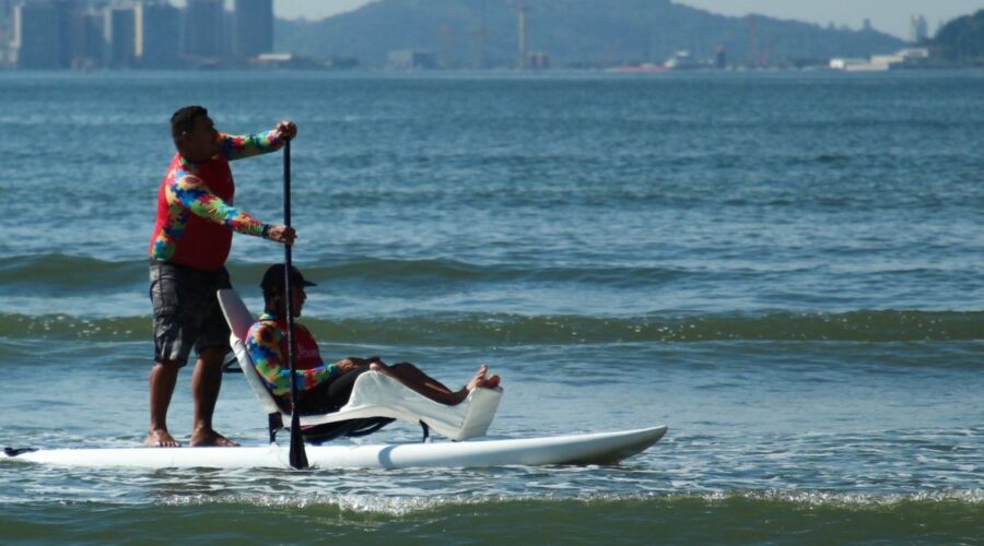 Surf Inclusivo oferece aulas adaptadas para pessoas com deficiência em São Vicente entre 9 e 65 anos
