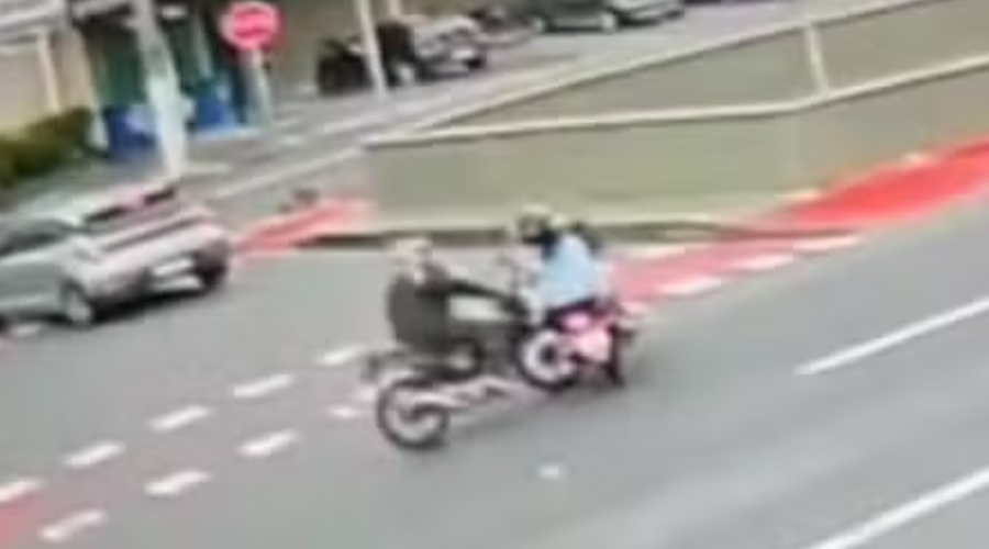Vídeo mostra batida entre motos que deixou três feridos em Guarujá