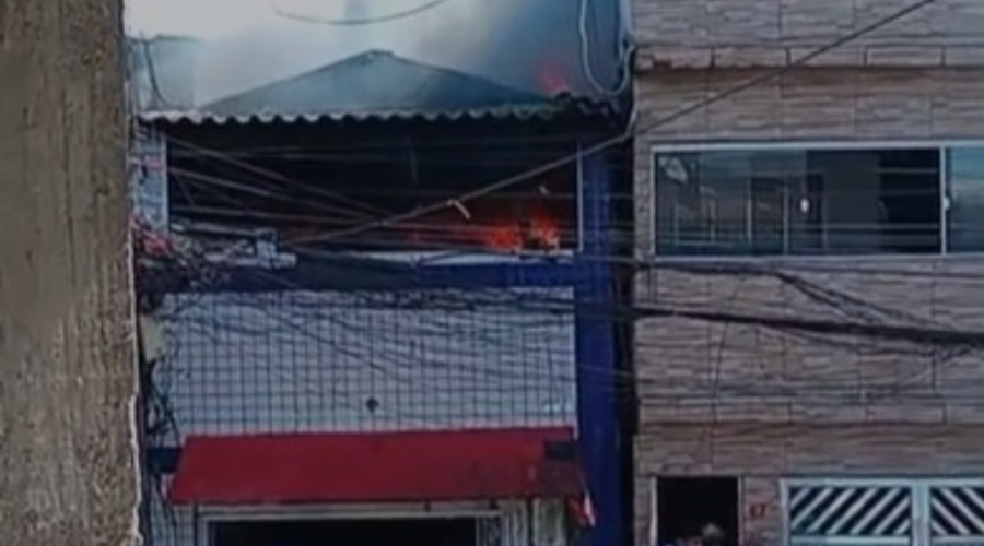 Duas casas pegam fogo na maior favela sobre palafitas do Brasil um dia após incêndio deixar mais de 100 famílias desabrigadas