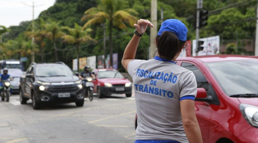 Guarujá abre 168 vagas em concurso público nas áreas de Educação e Trânsito; salários chegam a R$ 6,9 mil