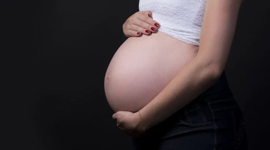 Mãe de bebê prematuro que morreu após o parto será indenizada em R$ 100 mil por erro médico; entenda