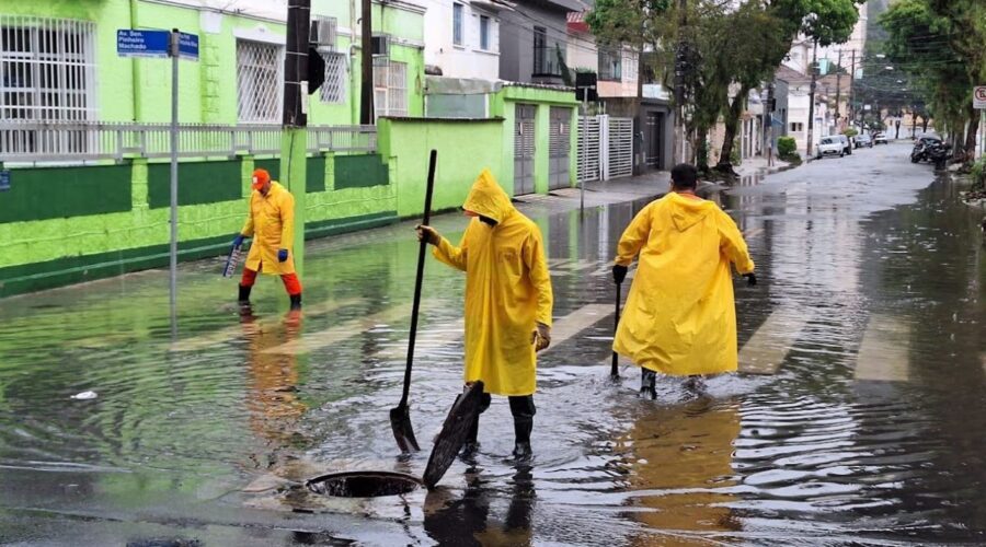 Mais de 1,3 profissionais trabalham na operação de rescaldo após chuva que superou média histórica em Santos