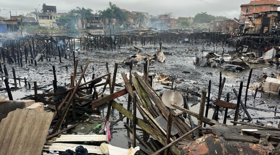 Incêndio atinge maior favela sobre palafitas do Brasil pela 2ª vez em menos de um mês