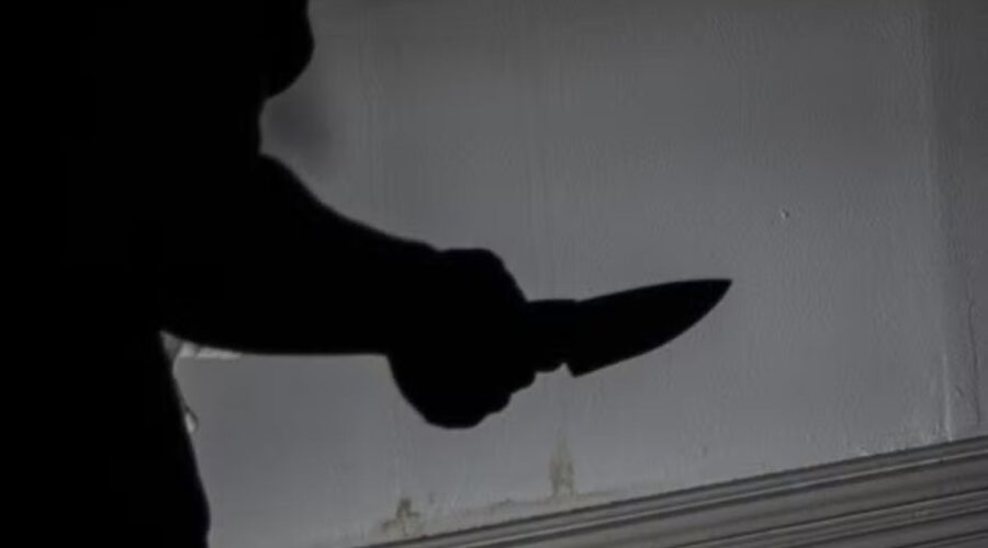 Mulher é esfaqueada no pescoço e roubada por colega dentro de casa no litoral de SP