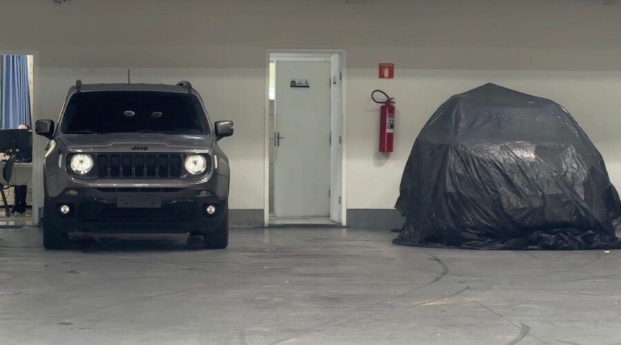 Carro usado na execução de ex-delegado, que ajudou a identificar suspeitos, está ao lado do veículo da vítima