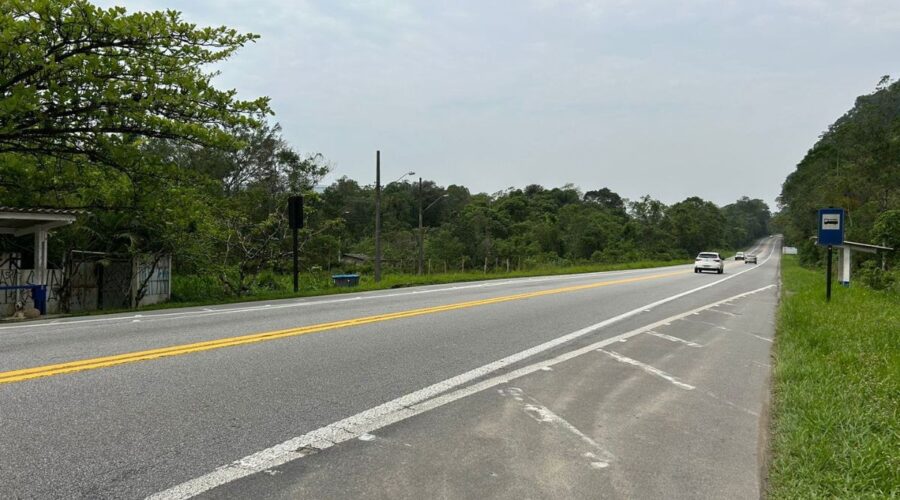 Viatura da Saúde capota na Rio-Santos e prefeitura abre investigação sobre acidente
