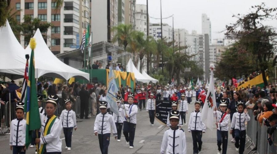 Santos, SP, antecipa comemorações da Independência com hasteamento de bandeiras e desfile na orla; veja programação