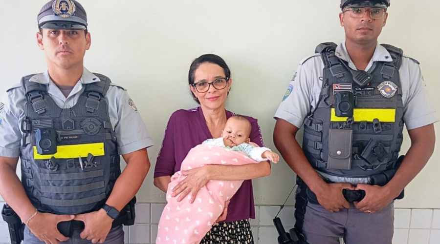 Mãe dirigia com gêmeas quando uma bebê parou de respirar; policiais salvaram criança em Via Expressa de SP