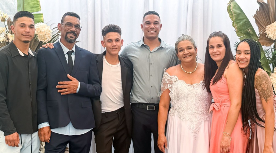Filho reforma casa em duas semanas para realizar sonho dos pais: casar após 39 anos; VÍDEO