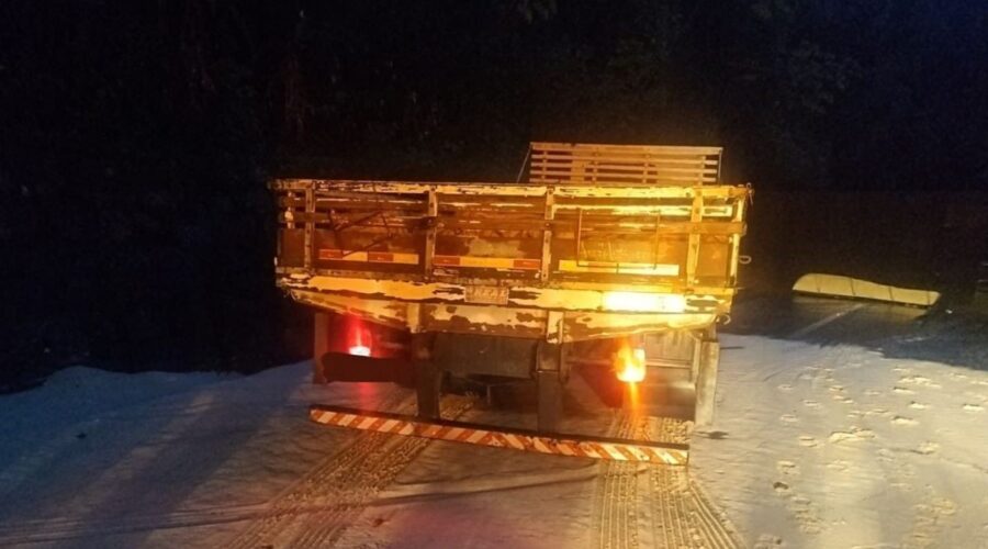 Carreta carregada com açúcar tomba e interdita a rodovia Anchieta, SP