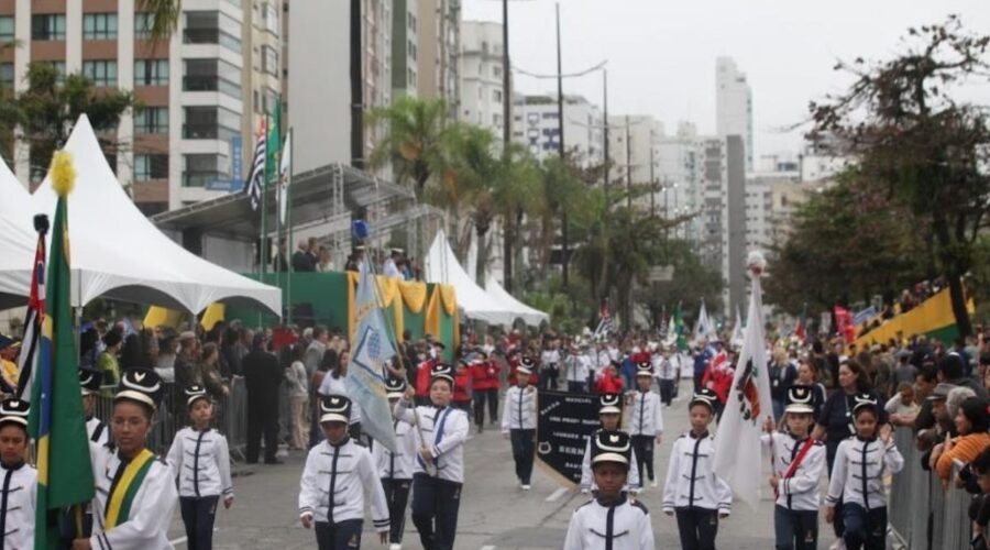 Desfile cívico é realizado na orla de Santos no dia da Independência; veja a programação