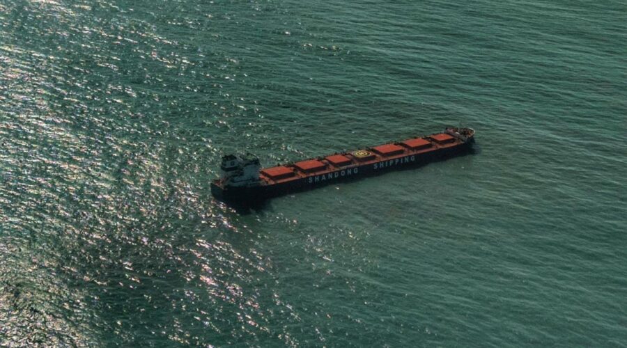 Navio carregado com fertilizantes encalha na entrada do canal do Porto de Santos; VÍDEO