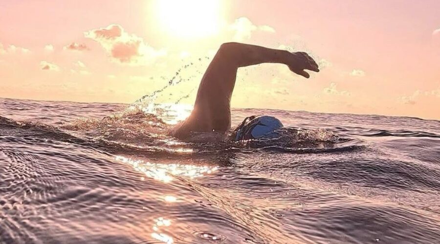 Brasileiro nada mais de 18h durante travessia de 42 km no mar em Portugal: 'mais difícil do que imaginava'