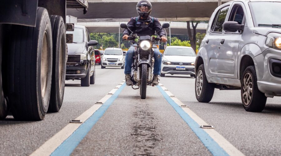 São Vicente anuncia faixa azul exclusiva para motociclistas; veja em quais ruas