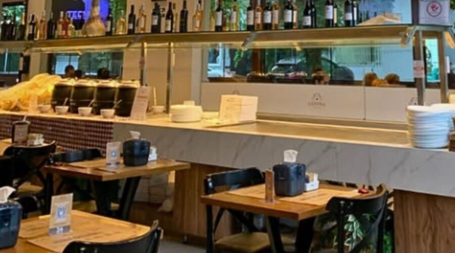 Mulher prende dedo em máquina de fazer salgados em padaria de Santos