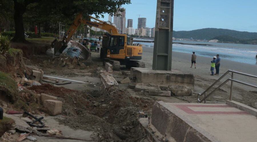 Santos inicia reconstrução de calçadão destruído por ressaca; obra vai até 2026